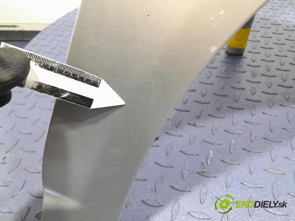 Toyota Avensis 2003 blatník Predné v pravo: