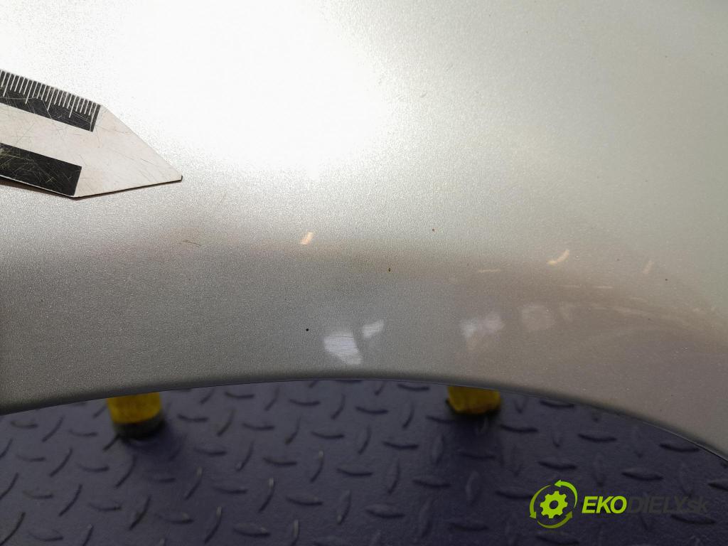 Toyota Avensis 2003 blatník Predné v pravo: