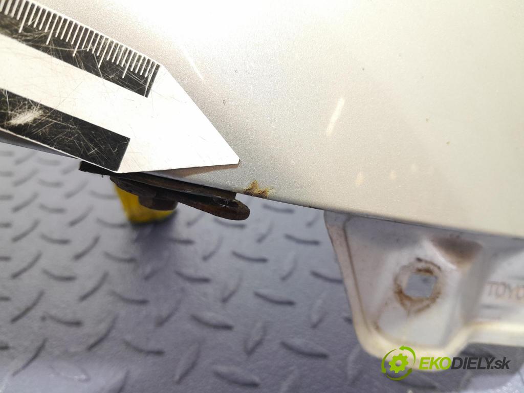 Toyota Avensis 2003 blatník Predné v pravo: