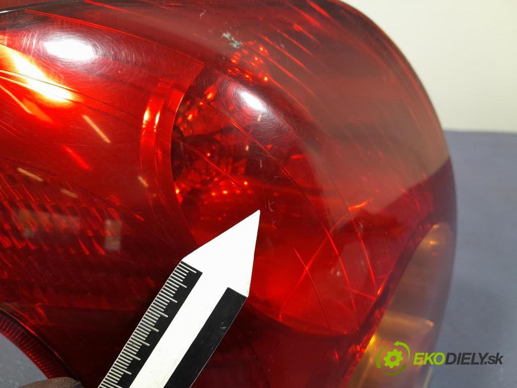 Toyota Avensis 2003 svetlo / reflektor zad ľavá Vonkajsia: