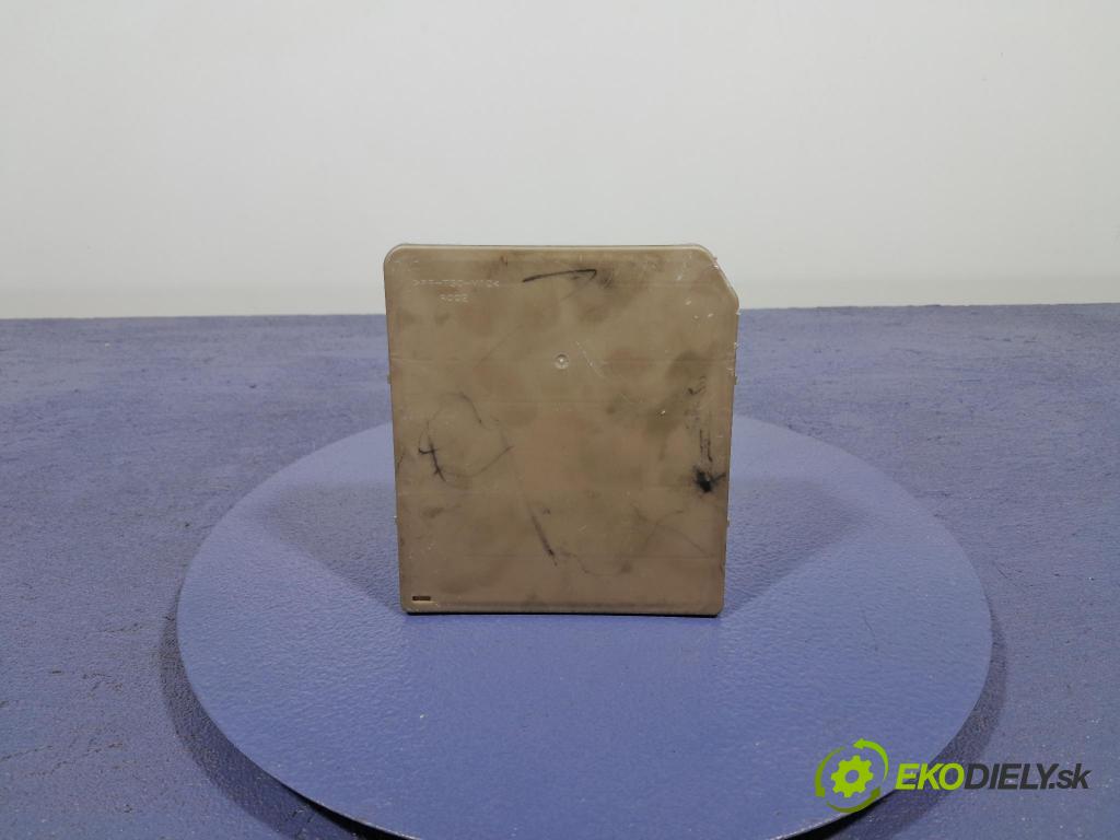 Renault Clio 2008 skříňka Pojistky 674660