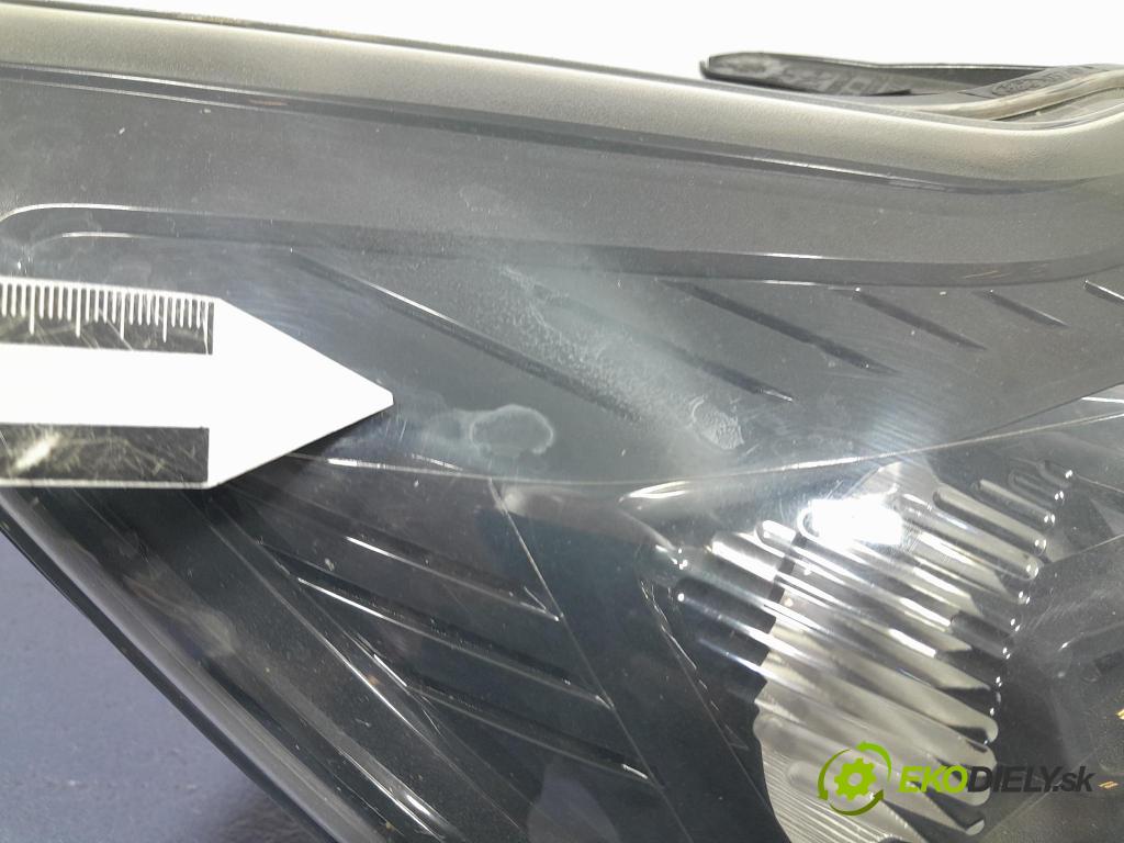 Ford Focus 2009 Reflektor: v pravo: