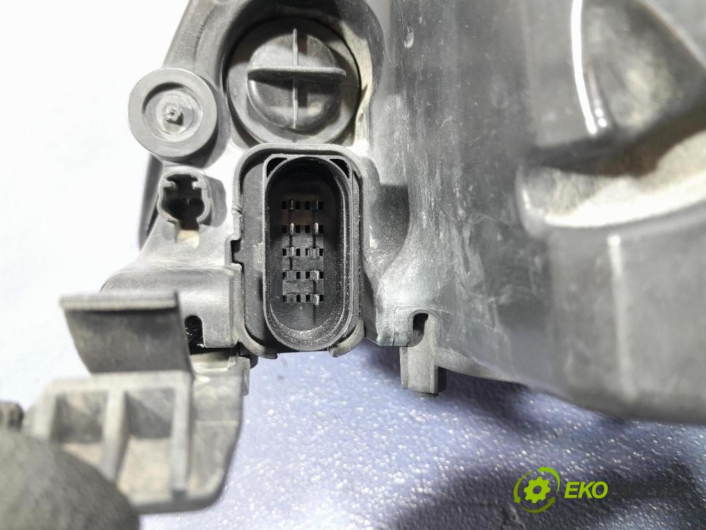 Ford Focus 2009 Reflektor: v pravo: