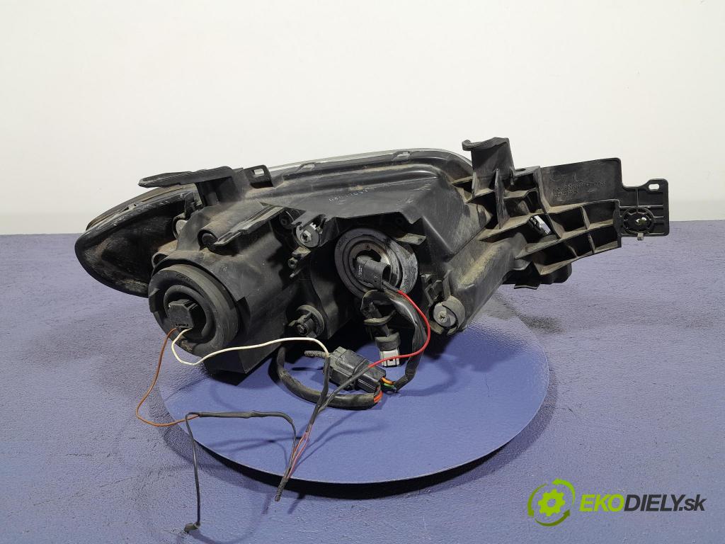 Mitsubishi Outlander 2004 Reflektor: Vľavo: