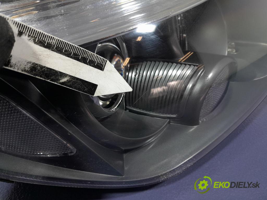 Mitsubishi Outlander 2004 světlo v pravo: