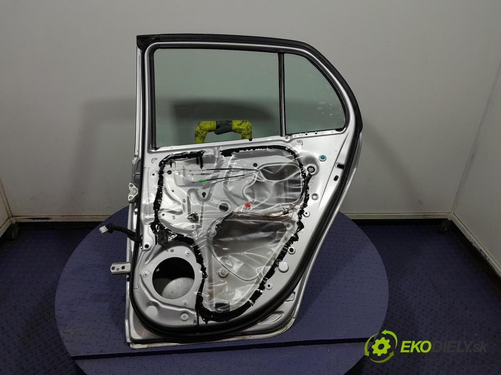 Toyota Yaris 2008 dveře Zad: prave 