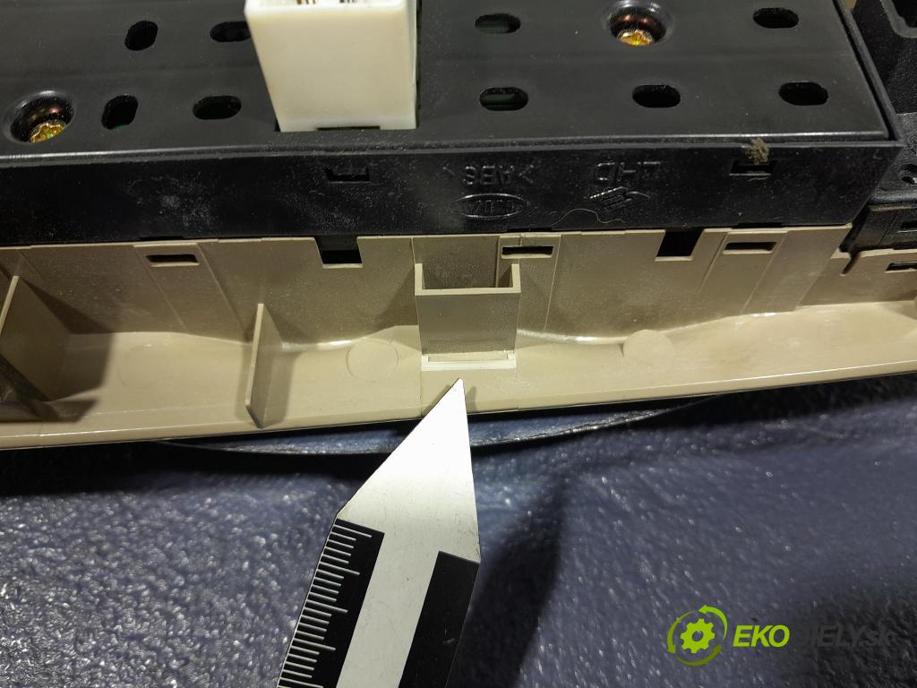 Kia Sorento 2004 prepínač Okná: 93570-3E200