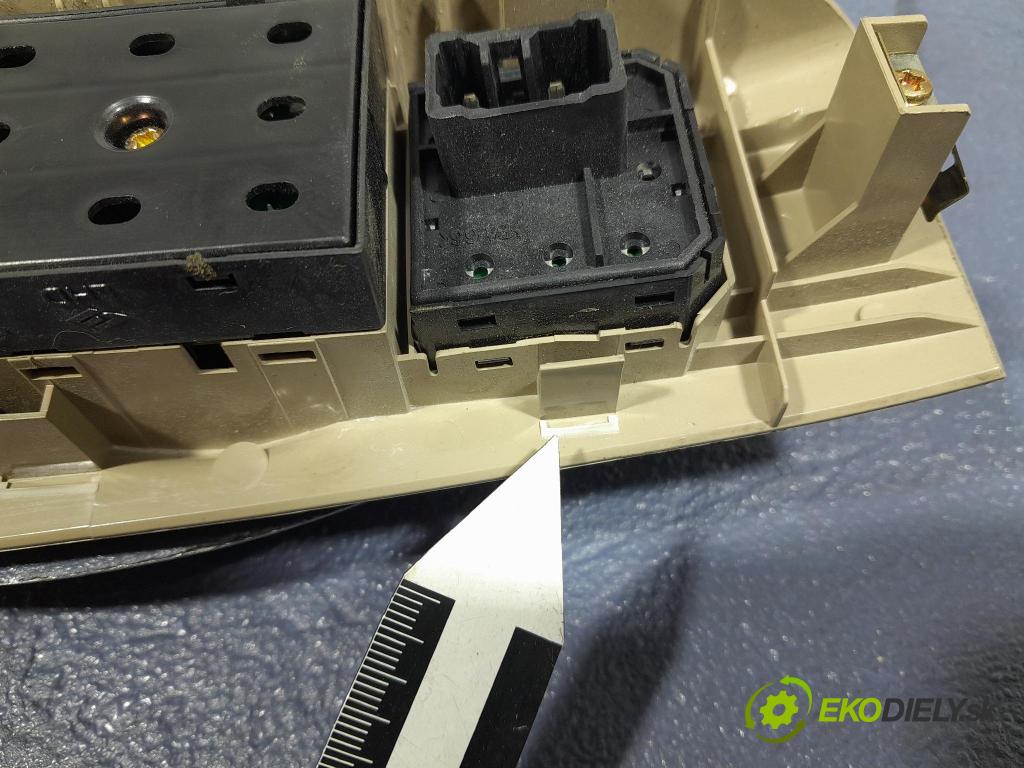 Kia Sorento 2004 Přepínač Sklenka: 93570-3E200