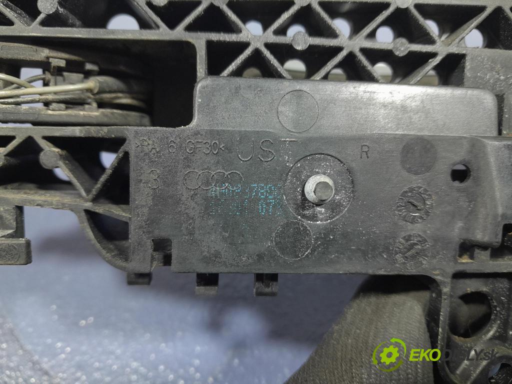 Audi A6 2011 klika před Práva: 