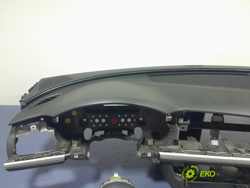 Audi A6 2011 kokpit,přistrojova deska