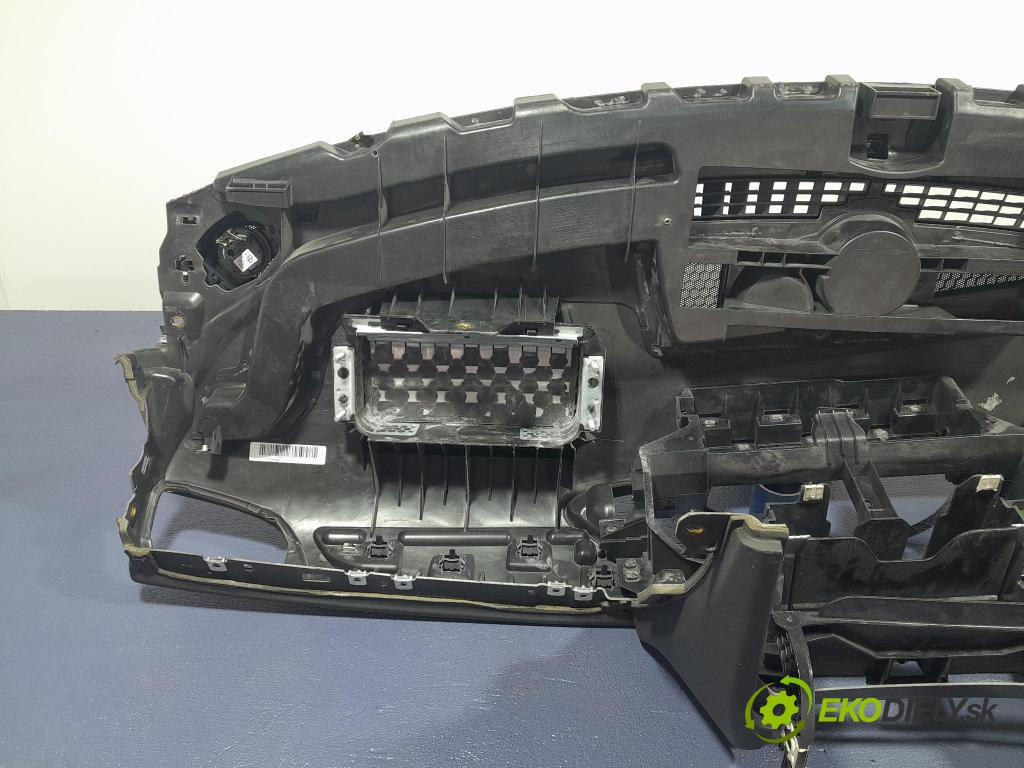 Audi A6 2011 kokpit,přistrojova deska