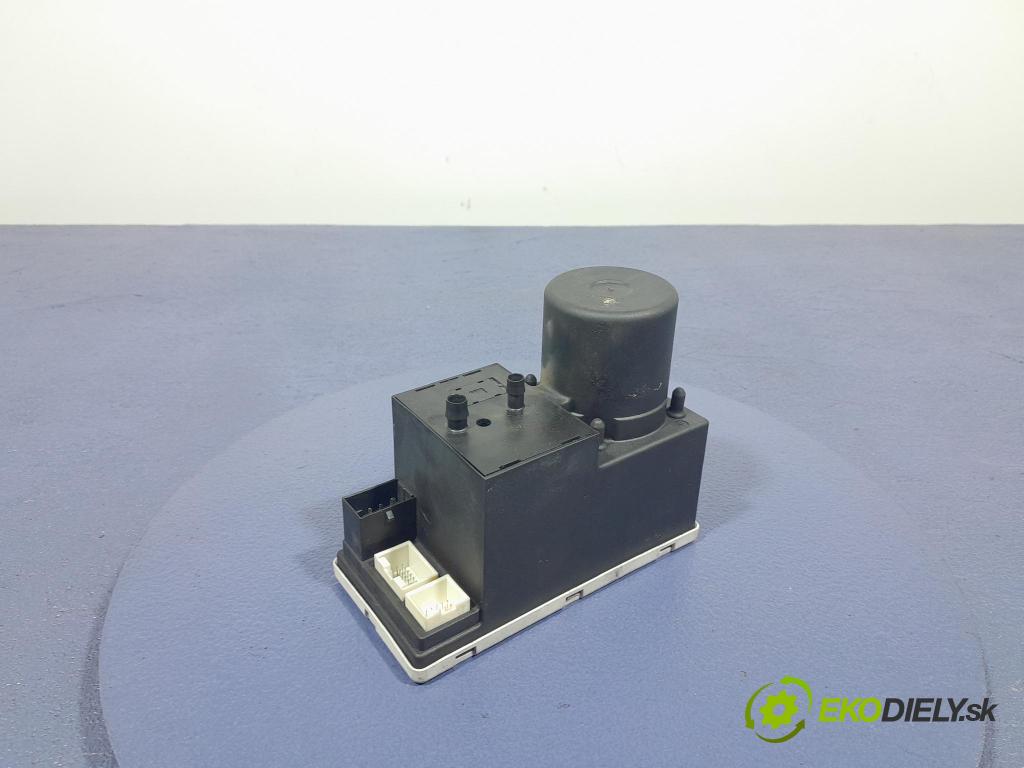 Audi A4 1999 čerpadlo Centrální Zámek 8D0862257B