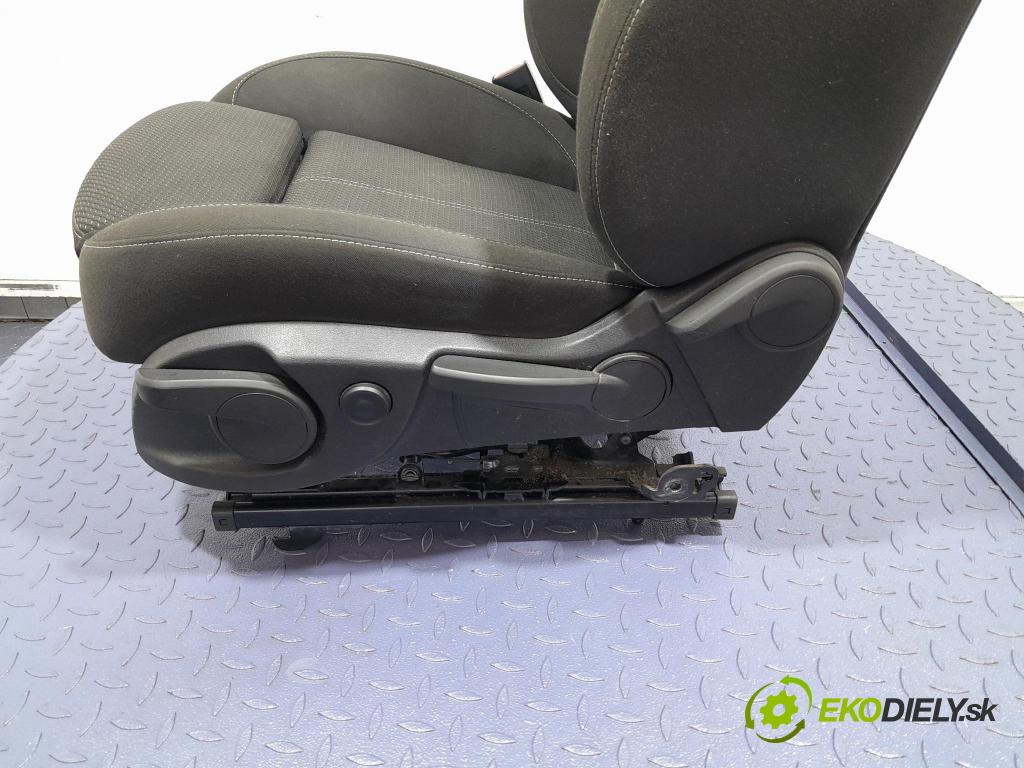 Opel Astra 2013 Sedačka Ovládače: