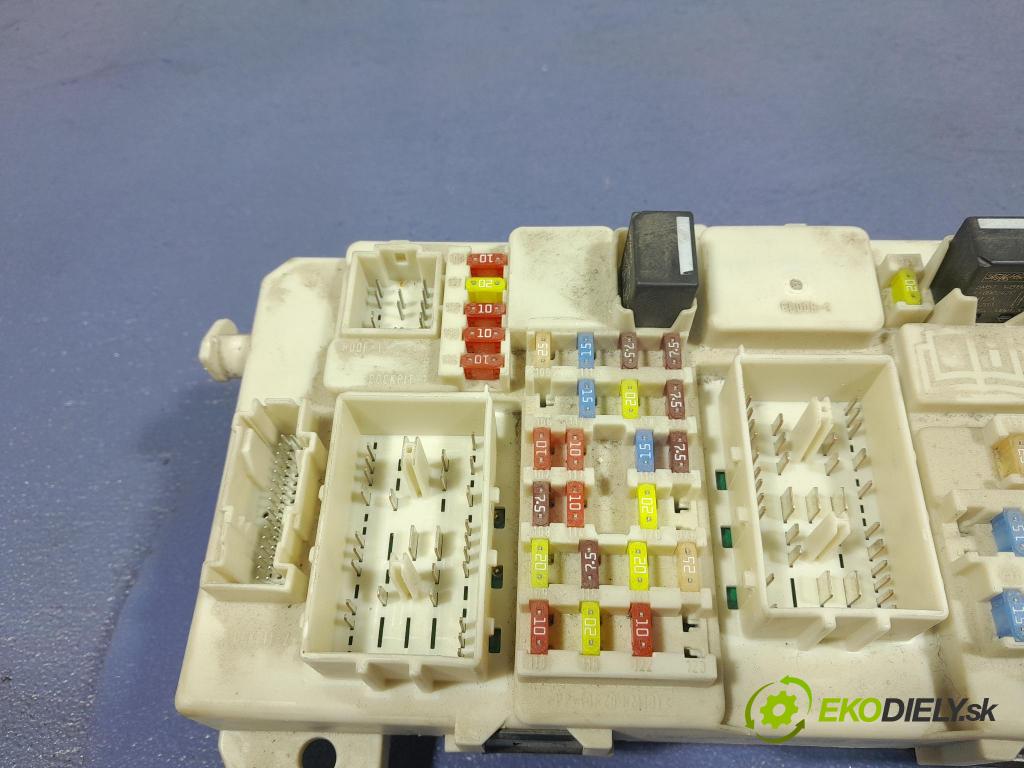 Ford Focus 2009 skrinka Poistky: 7M5T-14A073-DE