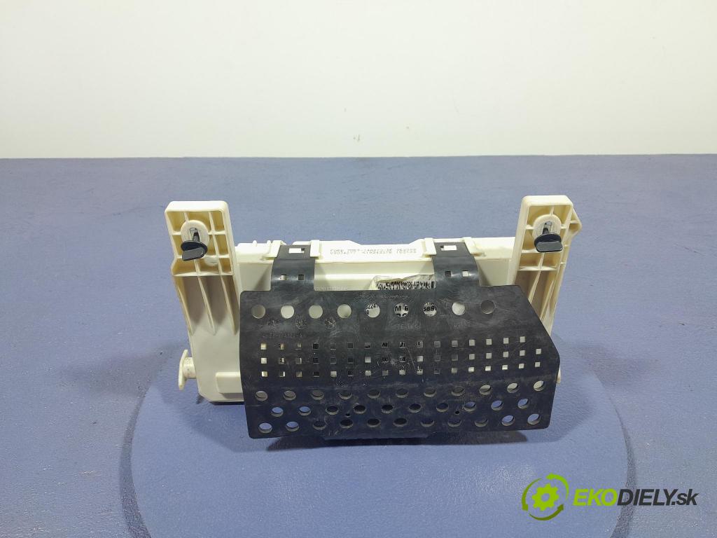 Ford Focus 2009 skrinka Poistky: 7M5T-14A073-DE