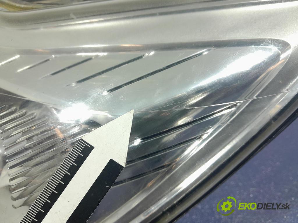 Ford Focus 2009 Reflektor: Vľavo: 20-B484