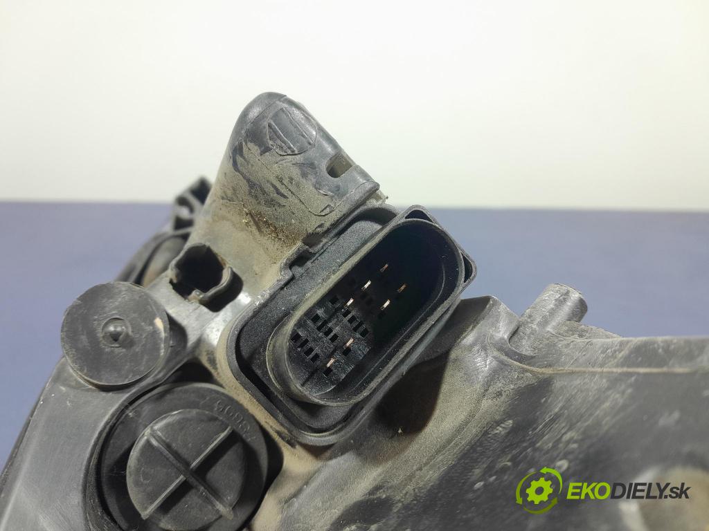 Ford Focus 2009 Reflektor: Vľavo: 20-B484