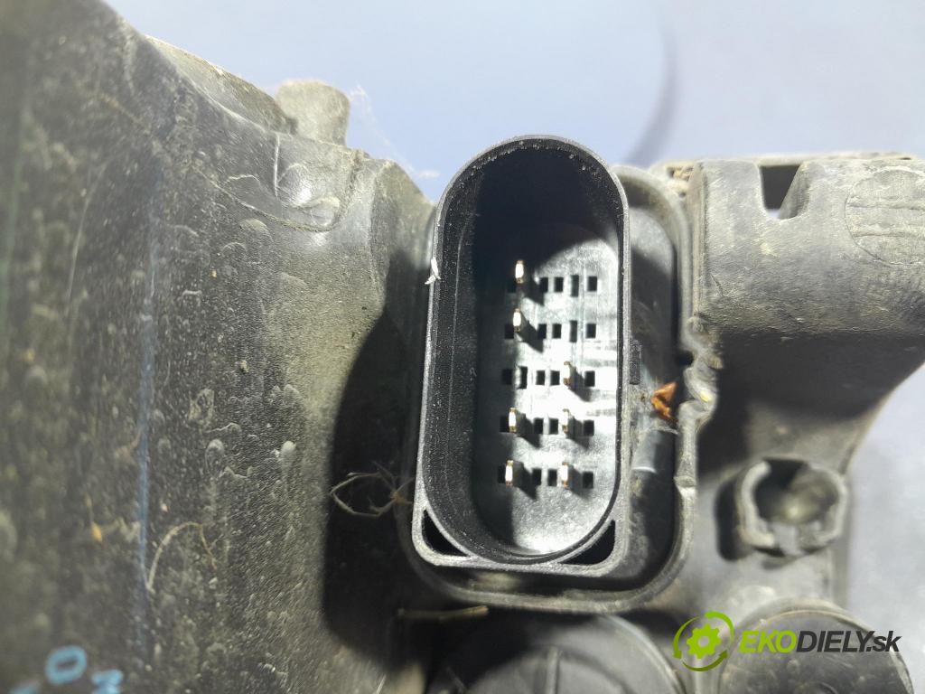 Ford Focus 2009 Reflektor: v pravo: 