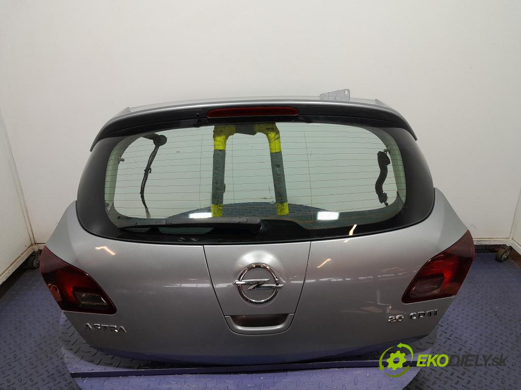 Opel Astra 2013 zadna dveře kufra: kufra:
