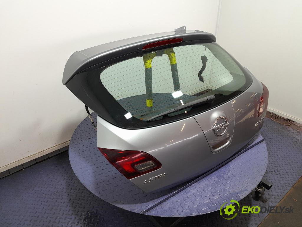 Opel Astra 2013 zadna dveře kufra: kufra: