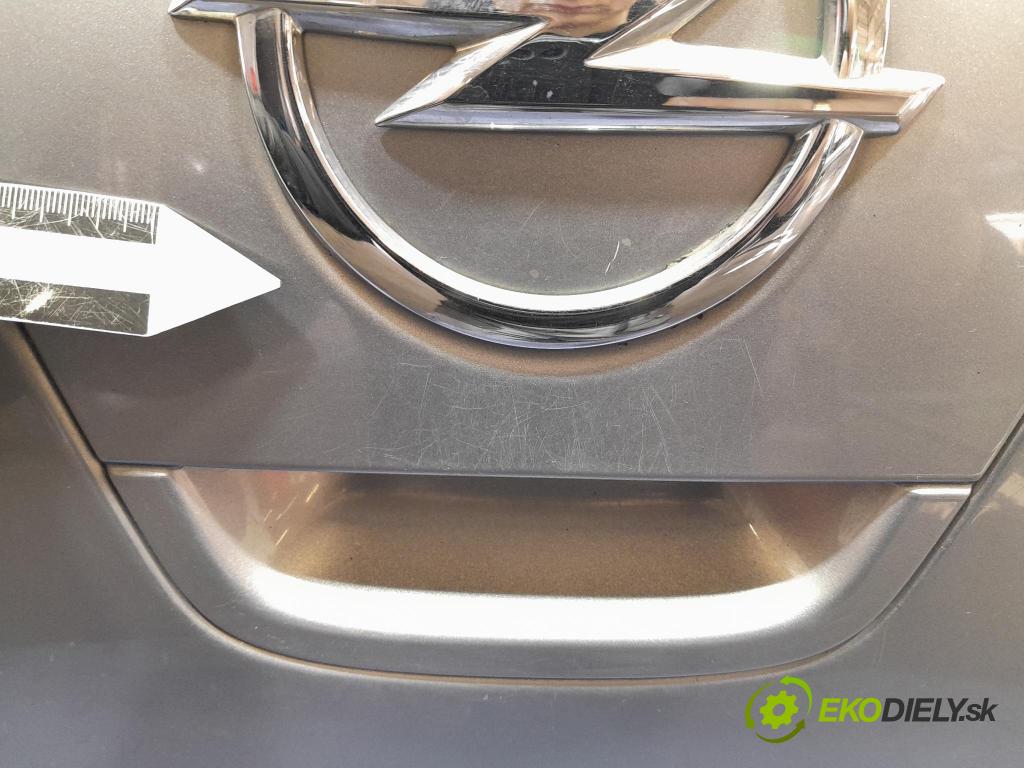 Opel Astra 2013 zadna dveře kufra: kufra: