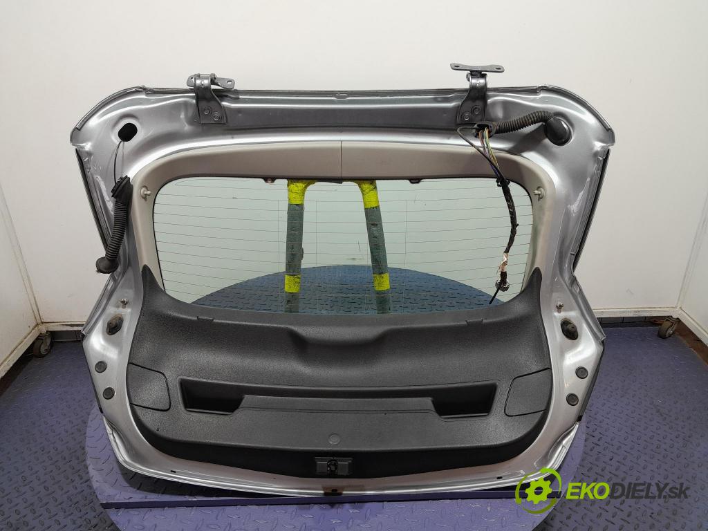 Opel Astra 2013 zadna dveře kufra: kufra: 