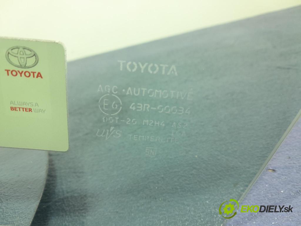 Toyota Rav4 2020 sklo dvere Predné ľavá