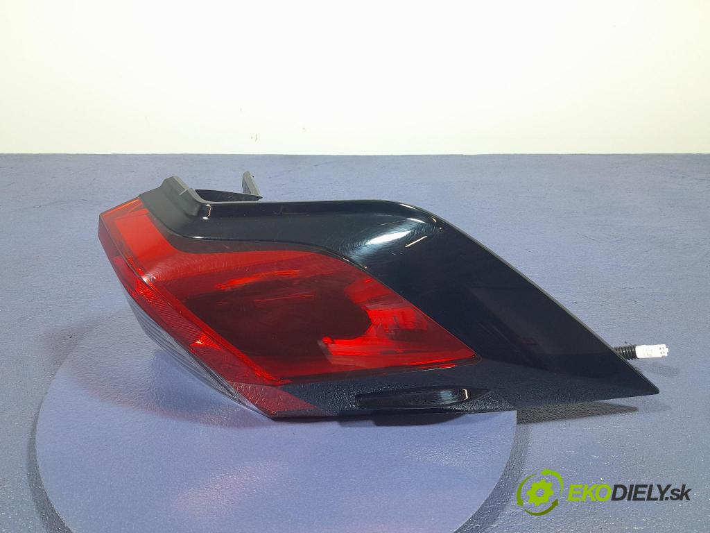 Toyota Rav4 2020 svetlo / reflektor zad Prava: Vonkajsia: 81550-42230