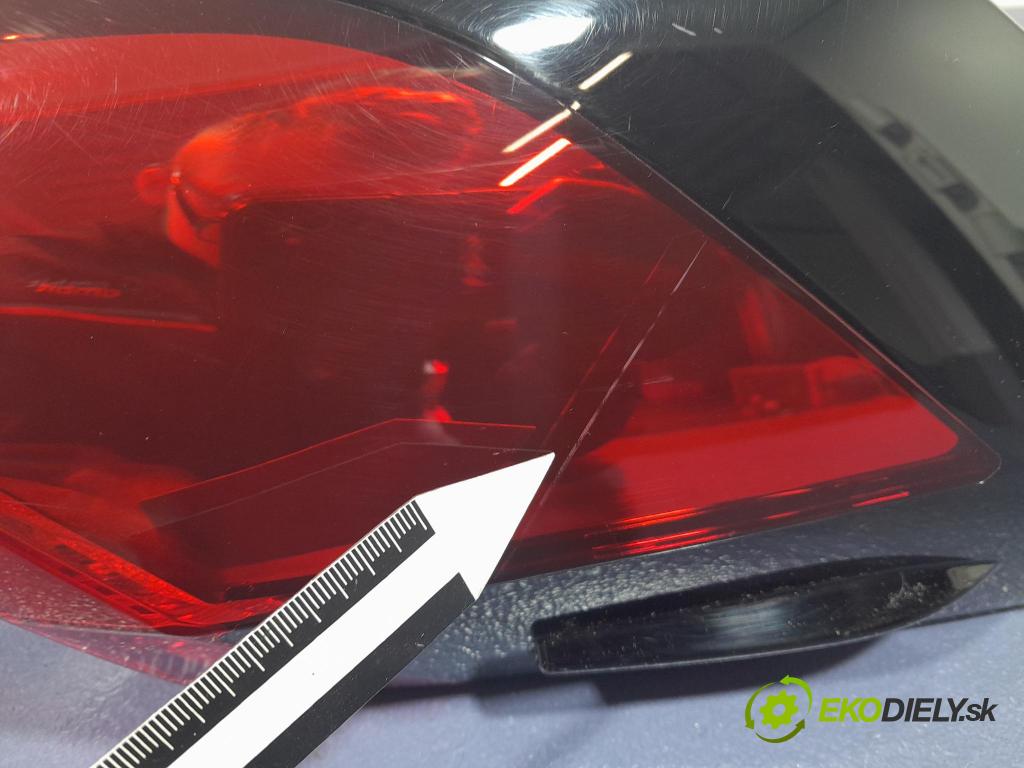 Toyota Rav4 2020 svetlo / reflektor zad Prava: Vonkajsia: 81550-42230