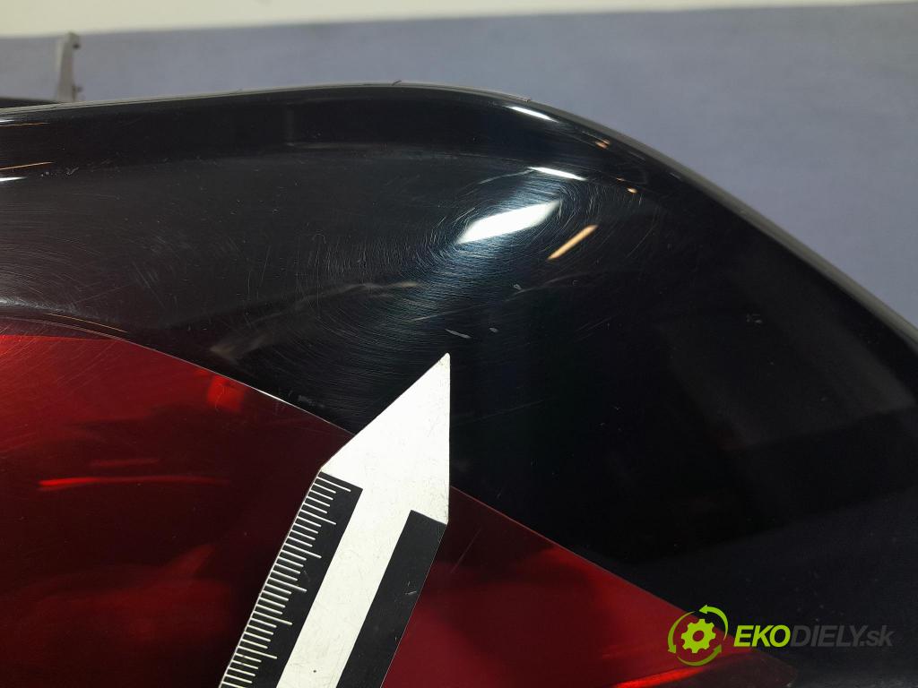 Toyota Rav4 2020 svetlo / reflektor zad Prava: Vonkajsia: 81550-42230