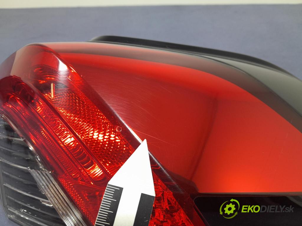 Toyota Rav4 2020 svetlo / reflektor zad Prava: Vonkajsia: 81550-42230