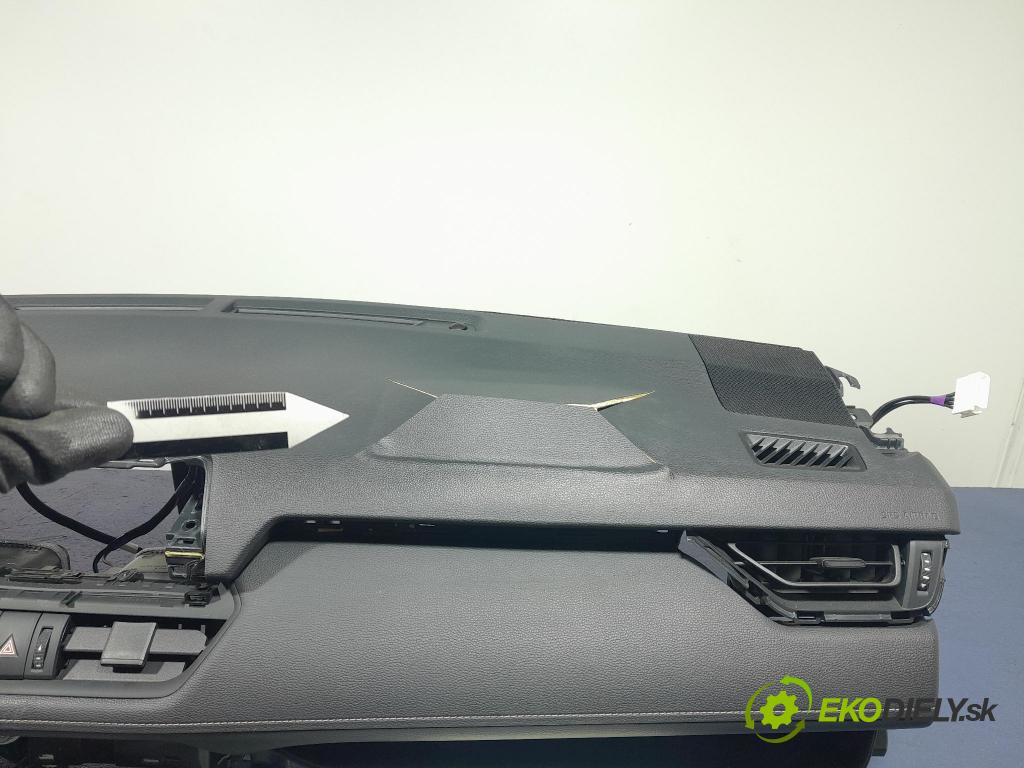 Toyota Rav4 2020 kokpit,pristrojová doska