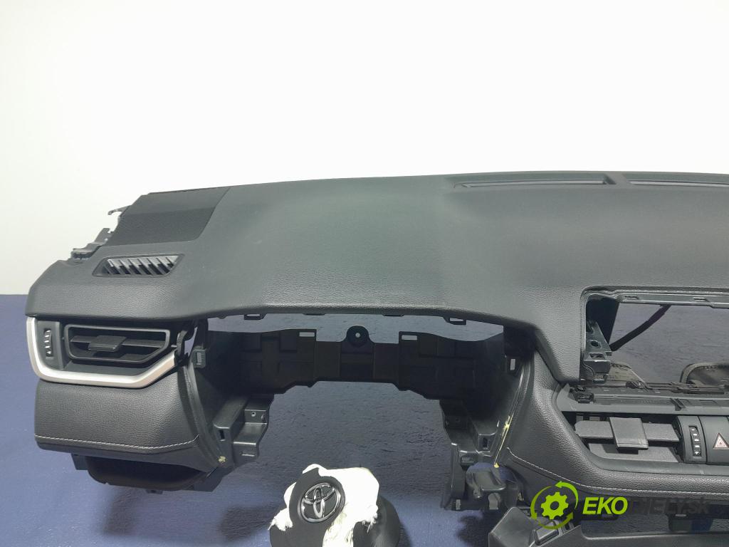 Toyota Rav4 2020 kokpit,pristrojová doska