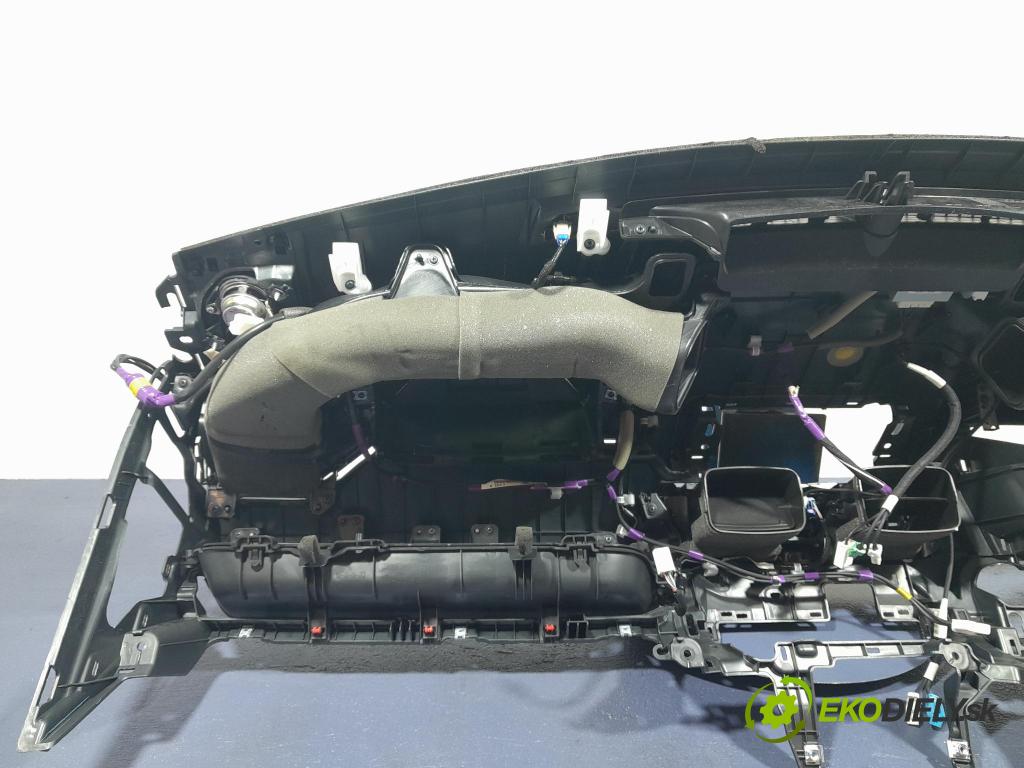 Toyota Rav4 2020 kokpit,pristrojová doska