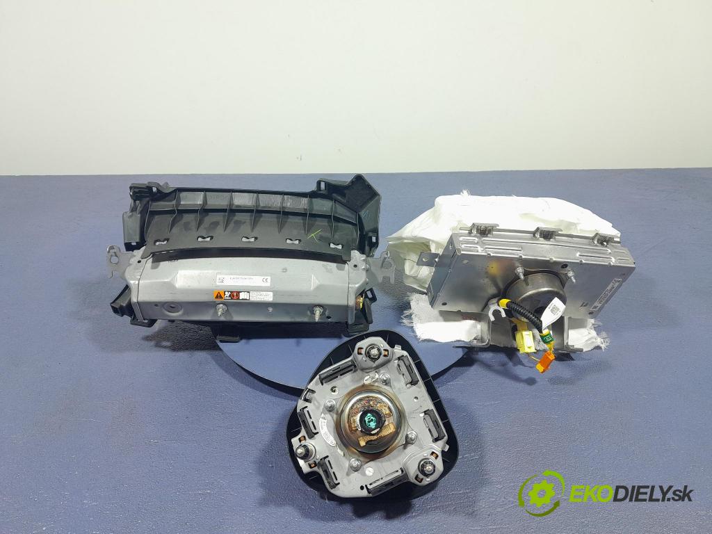 Toyota Rav4 2020 kokpit,pristrojová doska