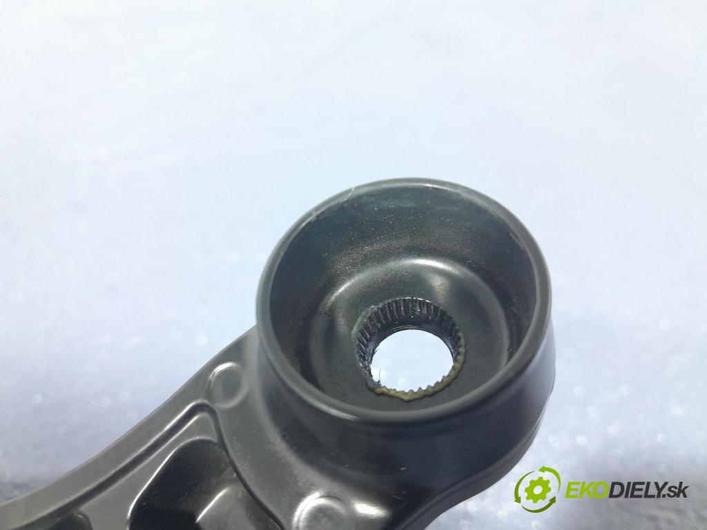 Toyota Rav4 2020 Rameno: Stierače: Predné