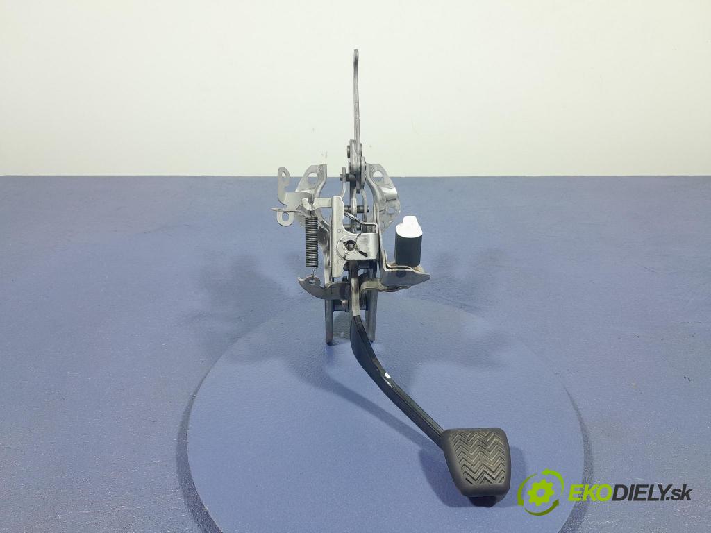 Toyota Rav4 2020 pedále