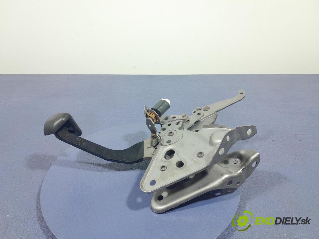 Toyota Rav4 2020 pedále