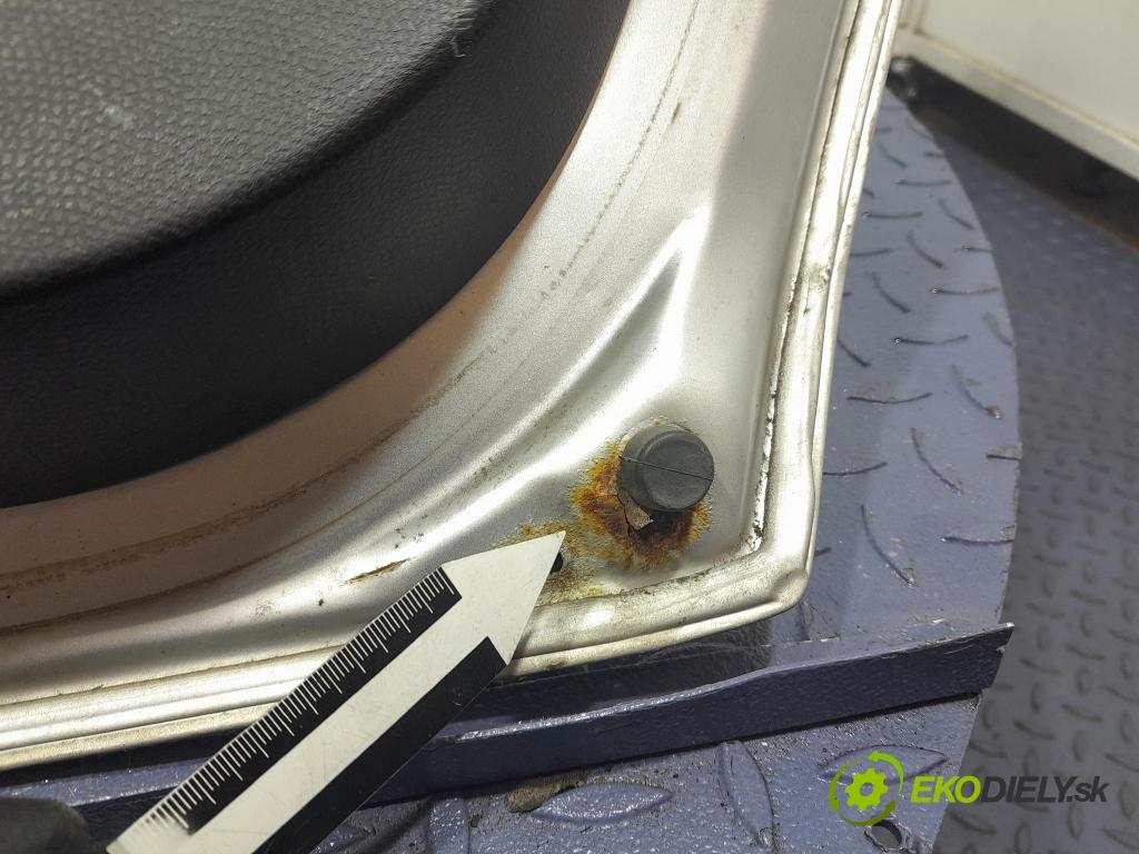 Suzuki Swift 2005 zadna dveře kufra: kufra: