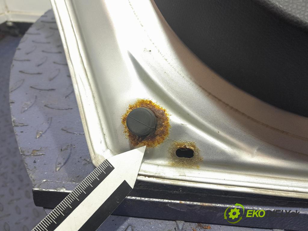 Suzuki Swift 2005 zadna dveře kufra: kufra: