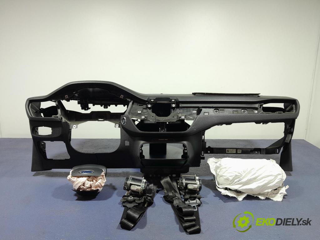 Ford Focus 2019 kokpit,pristrojová doska