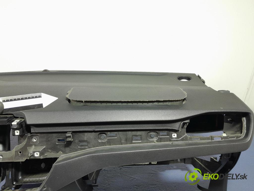 Ford Focus 2019 kokpit,pristrojová doska