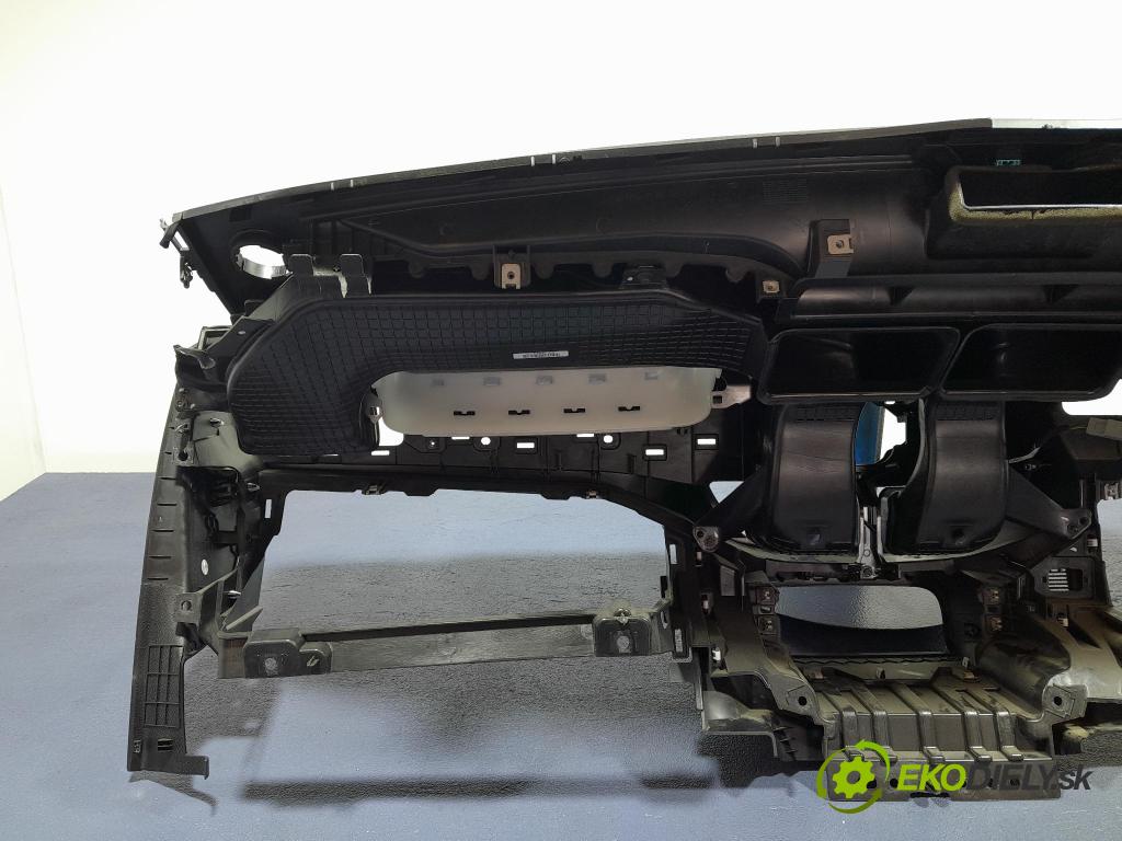 Ford Focus 2019 kokpit,pristrojová doska