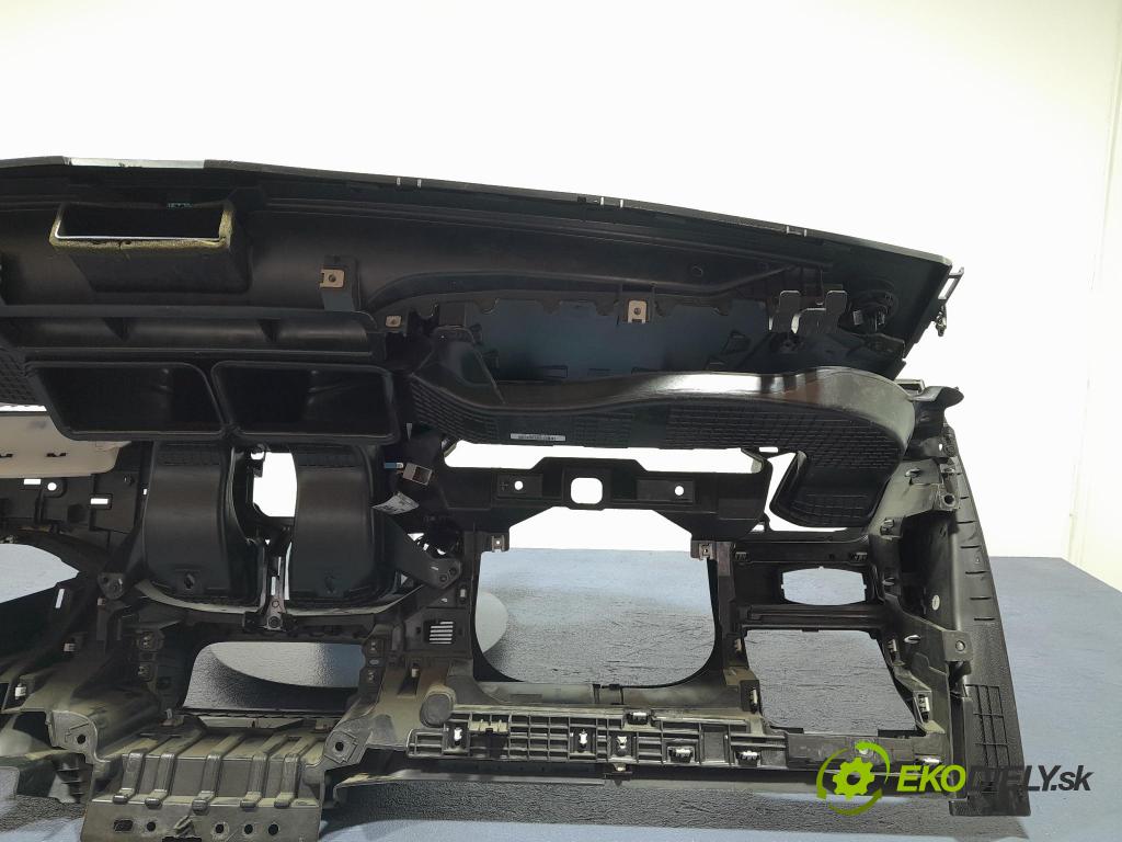 Ford Focus 2019 kokpit,pristrojová doska