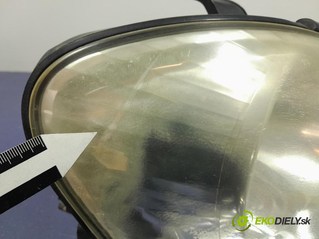 Toyota Avensis 2003 Reflektor: v pravo: