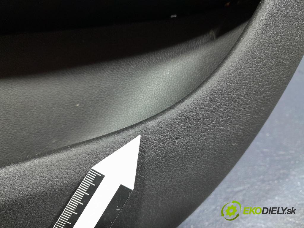 Audi A4 2008 Tapacír: dveře Zad: Práva: