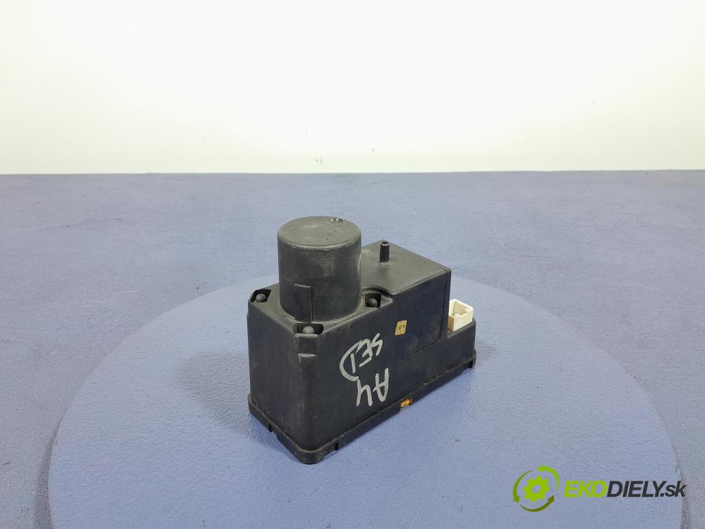 Audi A4 1995 pompa Centrálny: Zámok: 4A0862257J