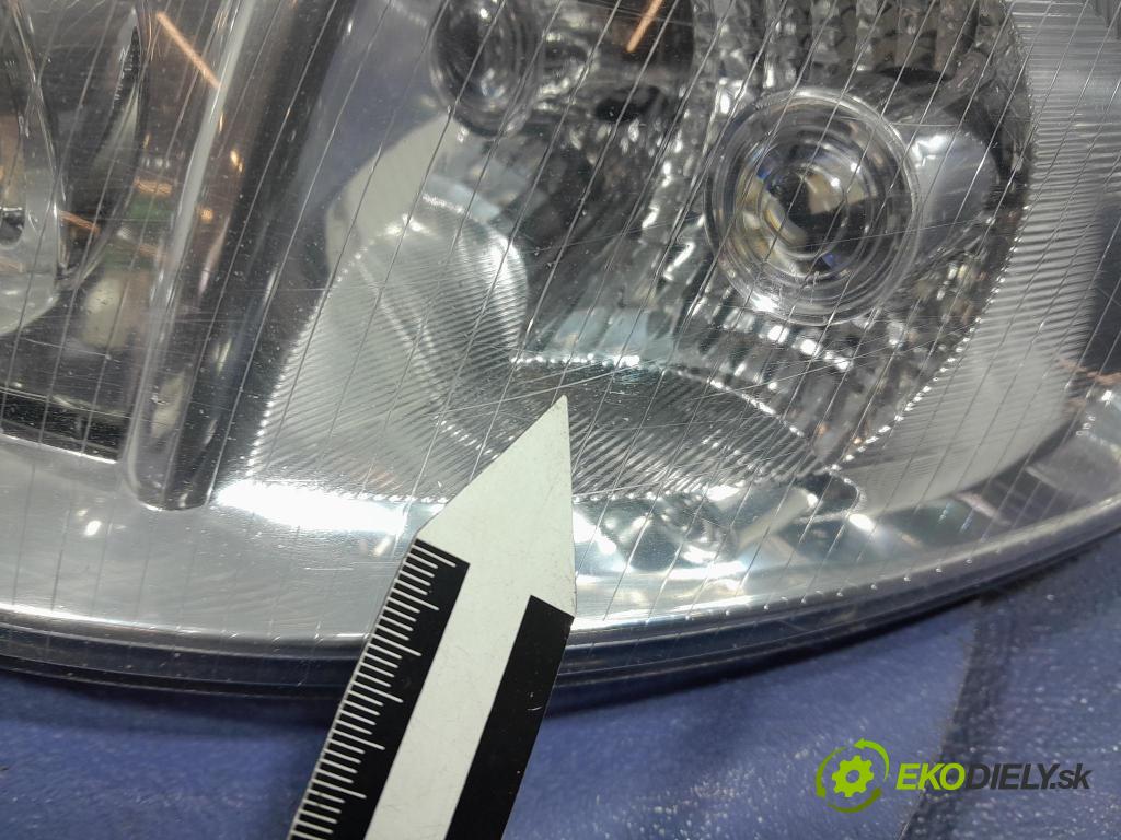 Audi A4 1995 Reflektor: Vľavo: