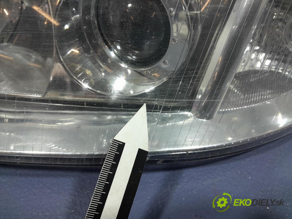 Audi A4 1995 Reflektor: Vľavo: