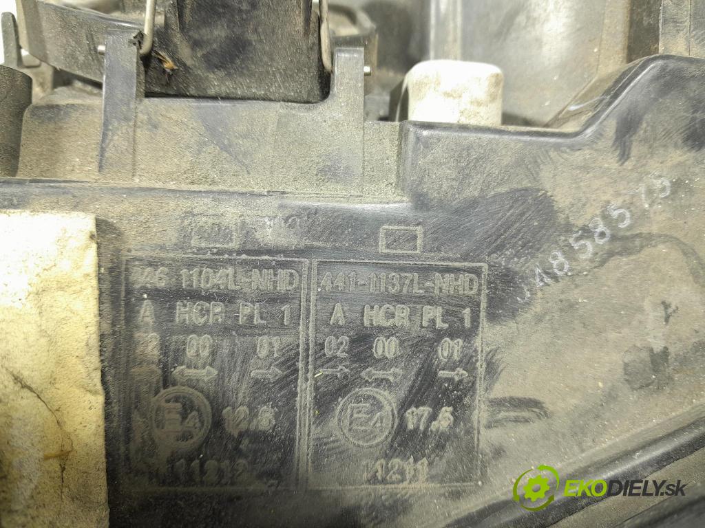 Audi A4 1995 Reflektor: Vľavo: